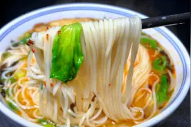 煮面条最忌开水下锅，教你正确做法，煮好的面条爽滑筋道营养丰富