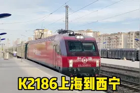 由上海开往青海西宁的K2186旅客列车减速进蚌埠火车站停车，办客视频封面
