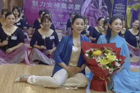 丫丫妈妈加入形体训练，不羡慕谁不嘲笑谁，眼里有光心中有爱视频封面