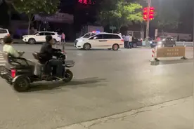 天底下这么巧的事都让遇到了，刚从饭店出来，碰巧遇见交警出勤视频封面
