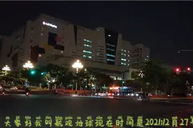 中国时间晚上21:00美国时间早上08:00;这就表明地球不停的在转！