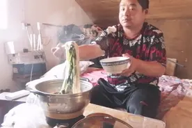 昨天吃火锅剩的火锅汤，放把菠菜，再放一把挂壁面，又是一顿饭