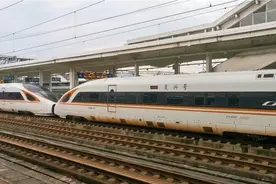 实拍重联CR400BF“金凤凰”上饶站出站加速，电机轰鸣依旧动听