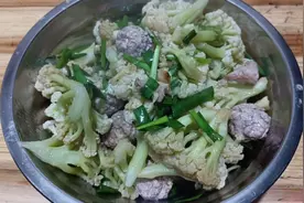 阿龙厨师长教你，肉圆花菜的正宗做法，办酒席必备佳肴味道很赞视频封面