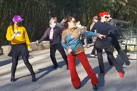 两位老人公园跳舞引来众人参与，舞曲太熟悉《一晃就老了》视频封面