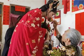 江西农村闺女出嫁，新娘吃3口米饭要吐2口，你见过这样的习俗吗？视频封面