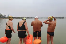 每日游泳会不会加重体内的湿气？让我们听听中医名家的详细阐述视频封面