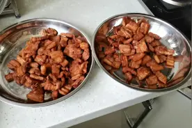 用五花肉炼出的肉脂渣又香又脆，关键是自己做的干净卫生，还好吃