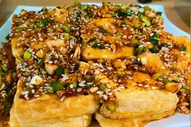 一块豆腐，两个鸡蛋，少许淀粉做出的豆腐外酥里嫩，香气四溢!