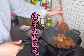 给两个中学生的午饭也不能凑合，营养搭配，看看我是这么做的。视频封面