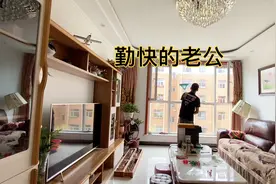 老公下班后还干家务擦玻璃真勤快，老婆就给煮了袋方便面犒劳一下视频封面