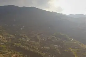 湖南隆回县小沙江镇雪峰山山脉上白水洞梯田，山那边就是溆浦县