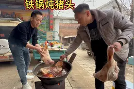 二哥秀厨艺铁锅炖猪头，姐夫打下手烧锅炖2小时，软烂脱骨、过瘾
