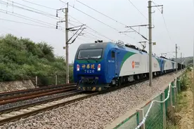 这是一列比高铁车长20倍的火车，国产万吨拉煤火车，动力相当霸气视频封面