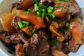 肘子肉还可以这样吃，不清炖，切小块红烧配些萝卜，味道绝了视频封面