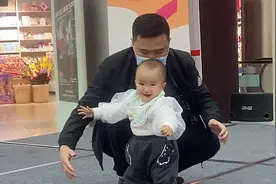 11个月宝宝太爱自己走路了，走起来摇摇晃晃可爱极了，步伐太萌了视频封面