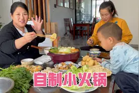 周末自制排骨小火锅，蘸料调的真香，孩子们都爱吃，非常完美！视频封面