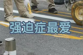 工人师傅喷涂路面箭头标志作业视频封面