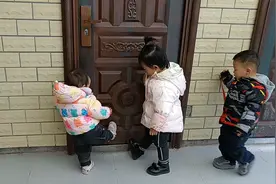 一岁宝宝边踢门边叫舅舅起床的样子真的太可爱了视频封面