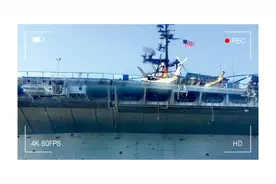 美国圣地亚哥军港停泊的中途岛航空母舰