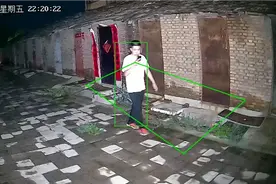 夜晚实测监控摄像头警戒跟踪功能，找个无光环境不容易视频封面