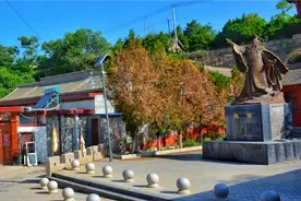 天水市北山上有个皇城村，据说古成纪名人隗嚣在这里建过皇宫