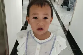 姐姐戒尿不湿一年多了还故意尿裤子！被妈妈抓到还不承认！视频封面