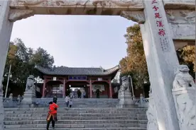 诸葛亮十年躬耕隐居地，刘备三顾茅庐处 ，南阳卧龙岗“武侯祠”视频封面