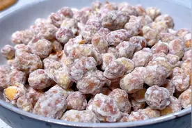 过年必吃小零食糖霜花生，做法原来这么简单，酥脆香甜，粒粒挂霜视频封面