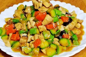 西葫芦鸡丁这样做下饭菜，鲜嫩入味，营养丰富又开胃，家人都喜欢