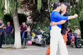 70岁的大妈也愿意和小伙子这样跳舞视频封面