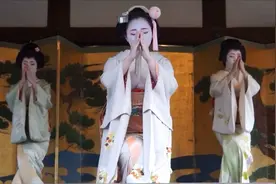 日本高雅艺伎表演，一个个都把脸涂的惨白视频封面