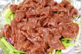 用一张锡纸包住牛肉，十分钟就能吃，牛肉鲜嫩多汁，超级简单