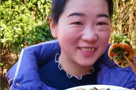 湖南人的中午饭，一斤辣椒炒5个鸡蛋，又香又辣，还有一盘豆芽菜