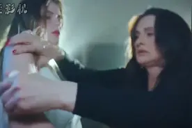 笼中女孩：女孩被母亲要求穿紧身衣，不许跟男性接触，否则一顿打
