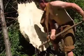 小伙野外原始方法把兽皮制作成皮革