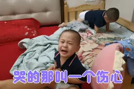 二宝不愿意穿衣服，姥姥也没招，看宝爸一招把俩宝逗的哈哈大笑视频封面
