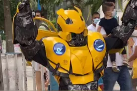 荃灣小朋友一句：叔叔請你吃蘋果🍎！機械人鐵漢柔情！開心🥳彈舞视频封面