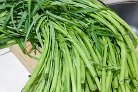 广东名菜“腐乳炒通心菜”的正宗做法，青绿爽脆，超好吃又下饭！