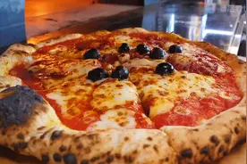 意大利的那不勒斯披萨，从饼底到馅料到烤制的工具，都有严格标准视频封面