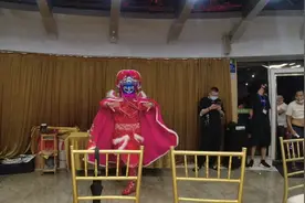 近距离观看美女姐姐变脸，川剧变脸到底是如何快速实现的？视频封面