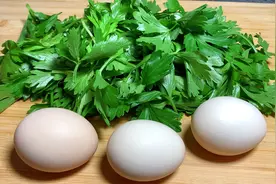 芹菜叶搭配鸡蛋教你神仙吃法，不炒不凉拌，无油无水，好吃又健康视频封面