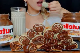 金发美女吃可丽饼卷巧克力酱，爱吃甜食的恐怕都不敢像她这样炫！视频封面