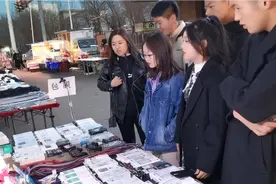 小伙儿第二天摆摊，包了20多个手机膜，今天净赚500元，月入过万