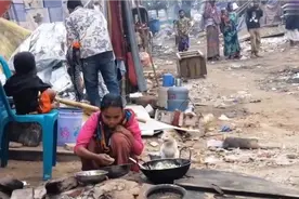 印度贫民窟的真实记录，人们在臭气熏天苍蝇横飞的地方吃饭视频封面
