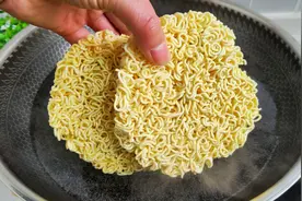 煮方便面最忌水开下锅煮，教你正确方法，煮出来弹性好，不油腻