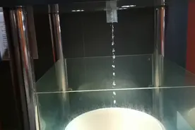 神奇的水滴倒流现象！原来有这么深的科学原理！视频封面