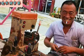 50岁残疾光棍大叔，月收入万元，至今还是单身，却还是很潇洒！视频封面