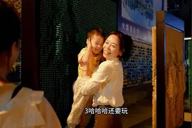 小妹跟娟子晚上吃完饭后，本想散散步，结果不小心走到了小吃街！