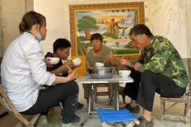 老爸浇六天地，脚出现浮肿，今天做大盘鸡，再来24片面，真过瘾